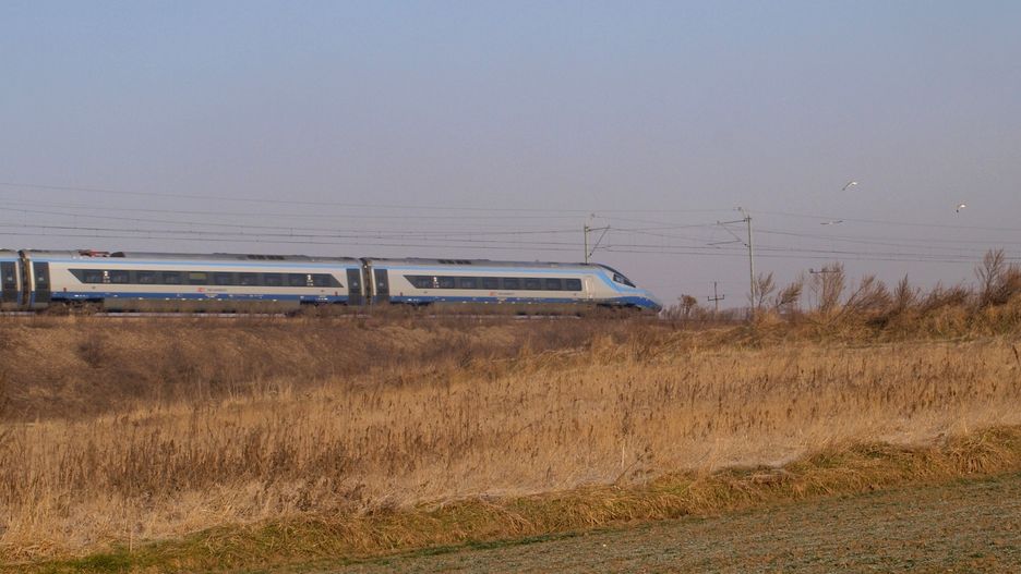 Pociąg pendolino z Rzeszowa, jak informuje nasz czytelnik, przez kilka godzin "stał w szczerym polu"