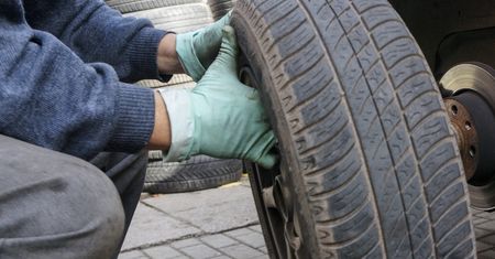 Opony od producenta już nie dostaniesz. Zestawy naprawcze to nie alternatywa