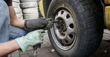 Wcześniejsza wymiana opon pozwoli zaoszczędzić czas i pieniądze