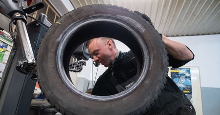 Masz problem z wymianą opon? Zobacz, jak łatwo uniknąć kolejek