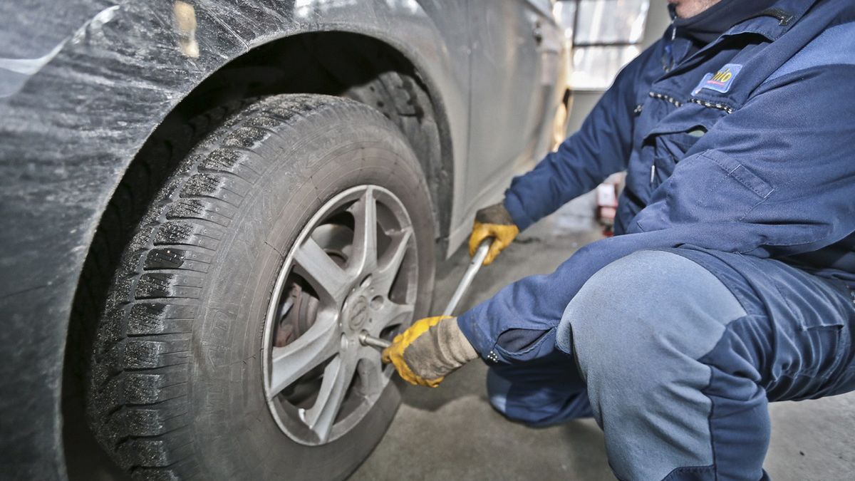 Za wymianę opon z zimowych na letnie można dostać mandat? Policja ostrzega