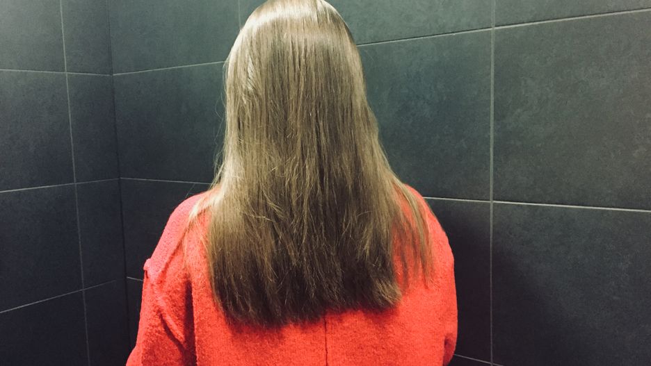 Problem z suchym szamponem jest jeden - białe plamy po jego zastosowaniu. 