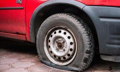 Poprzebijał opony w autach działaczy PiS. Kuriozalne tłumaczenie