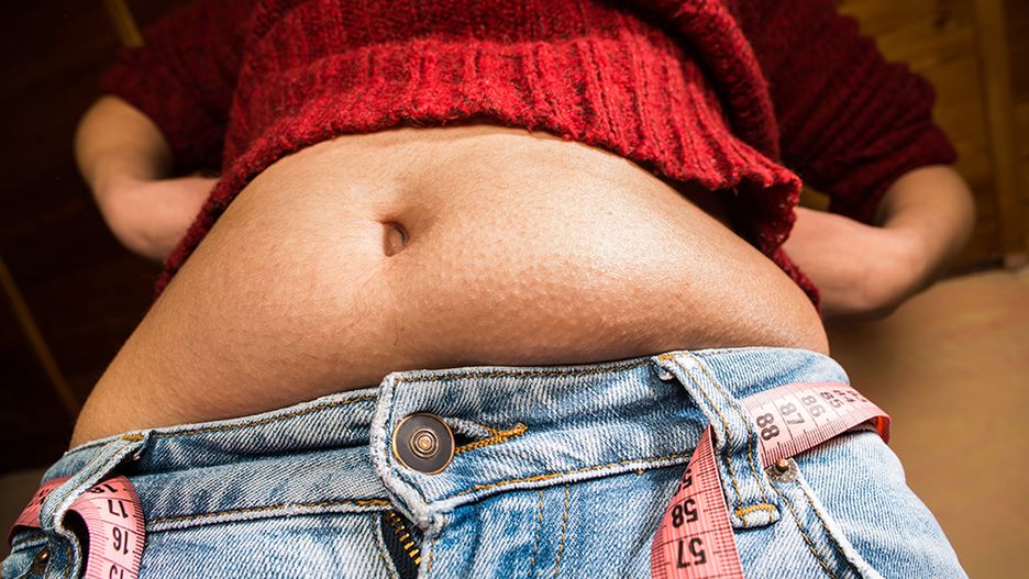 Oponka na brzuchu jest efektem braku dbałości o zdrową dietę i aktywność fizyczną.