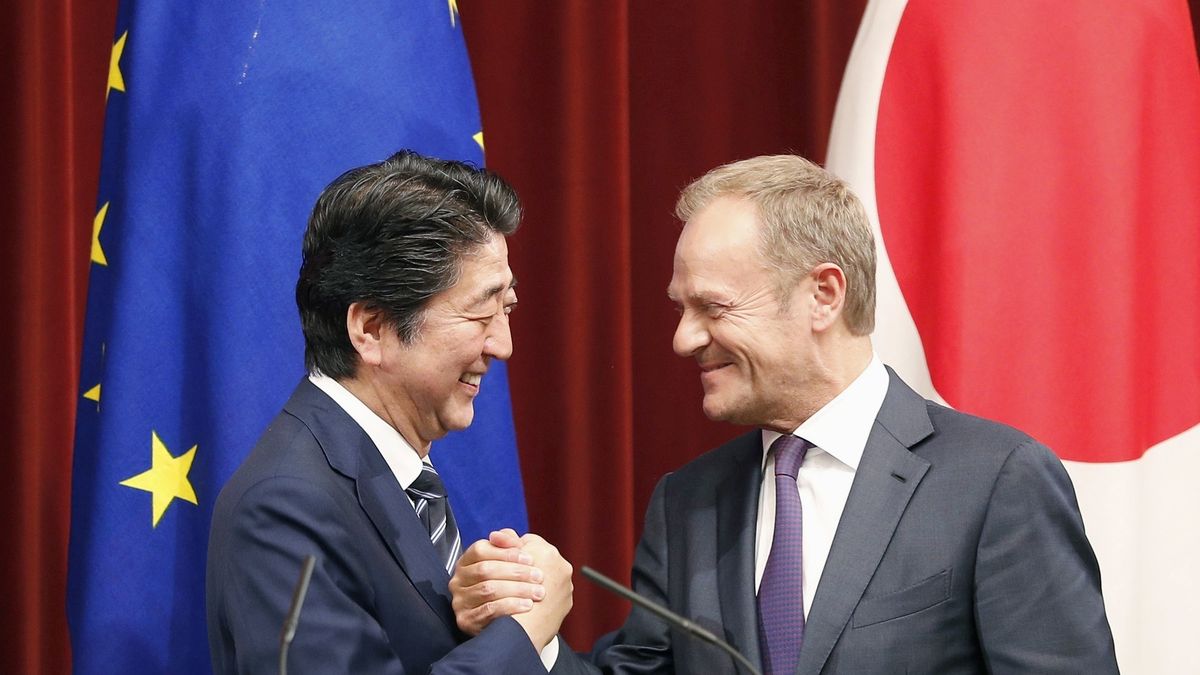 Donald Tusk i premier Japonii Shinzo Abe po podpisaniu umowy o wolnym handlu w 2017 r. 