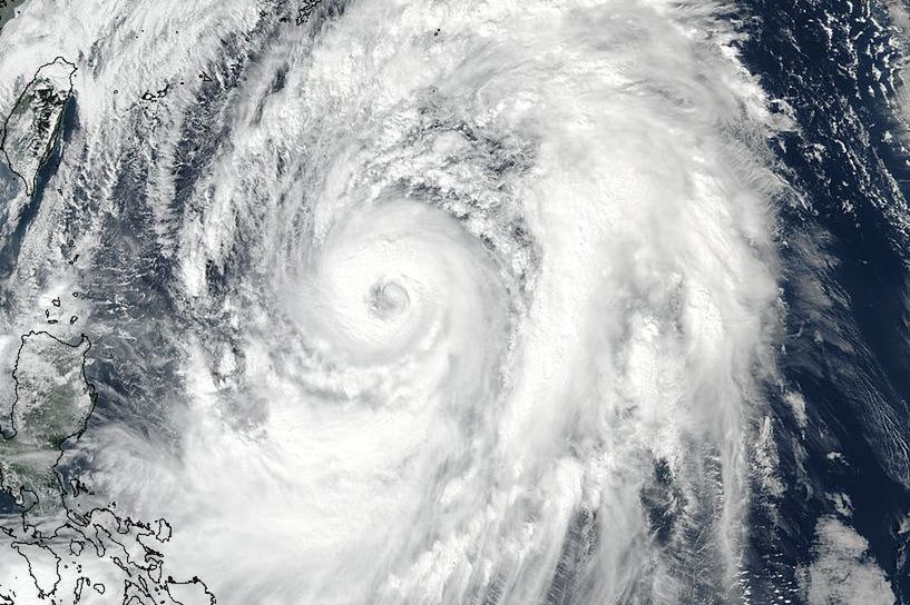 Japonia przygotowuje się na uderzenie tajfunu. Dziesiątki tysięcy ewakuowanych ludzi