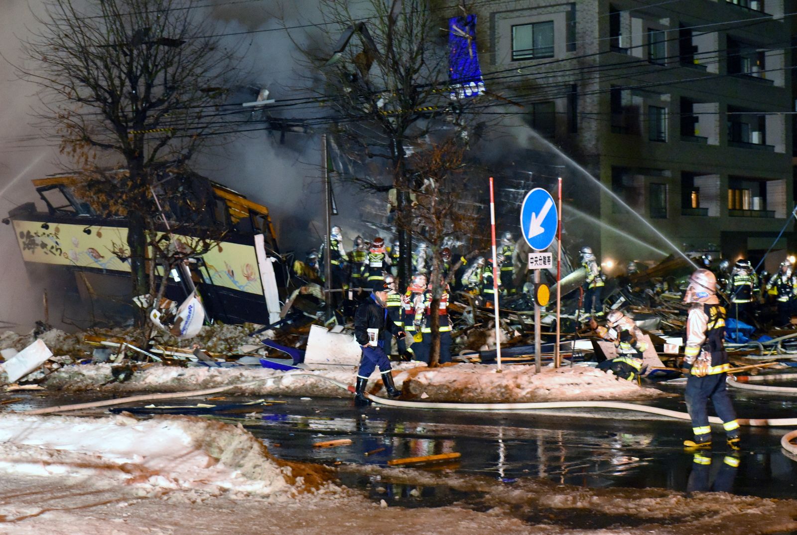 Strażacy przetrząsają gruzowisko po eksplozji