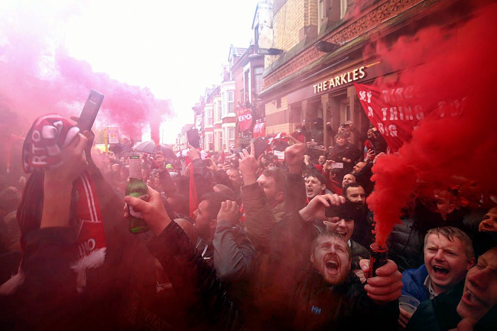 LIVERPOOL, ENGLAND - APRIL 24:  Liverpool fans light flares outside the stadium prior to the UEFA Champions League Semi Final First Leg match between Liverpool and A.S. Roma at Anfield on April 24, 2018 in Liverpool, United Kingdom.  (Photo by Clive Brunskill/Getty Images) 