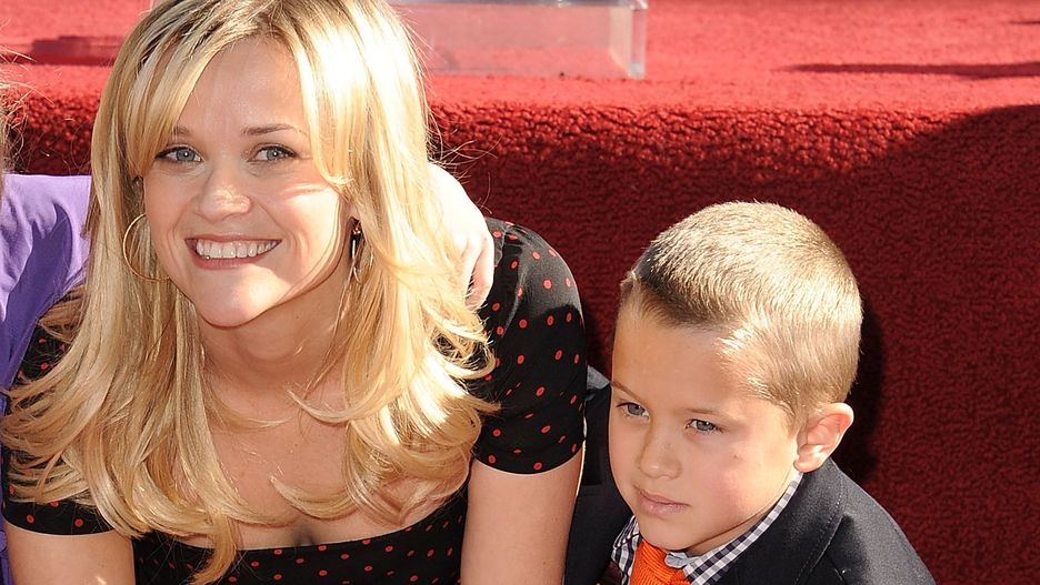 Reese Witherspoon z synem Deaconem w 2010 r.