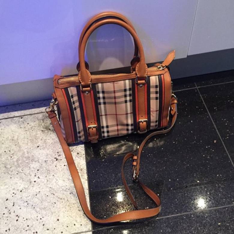 Torebka Burberry Bag 1,500zł- Natalia Siwiec wyprzedaje szafę  fot. depop