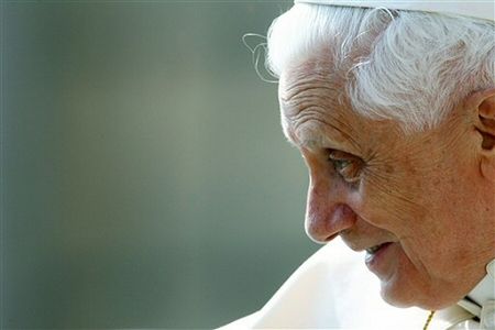 Znaczek pocztowy z okazji 80. urodzin papieża Benedykta XVI