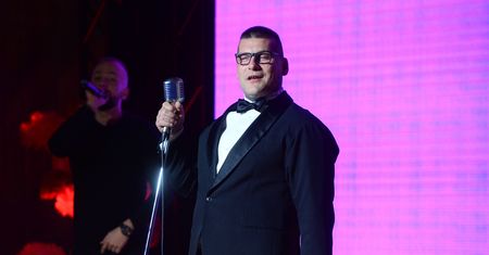 Popek rapuje na ramówce Polsatu. Stacja nie boi się kontrowersji