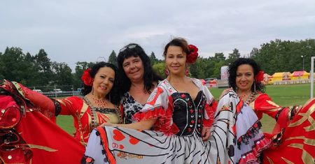 Anna Popek w dziwnej sukience na festiwalu. "Anka cyganka"