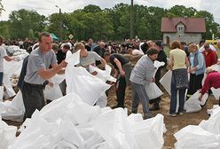 2000 osób walczy o zaporę