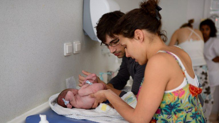 Mężczyzna uczestniczący w porodzie rodzinnym