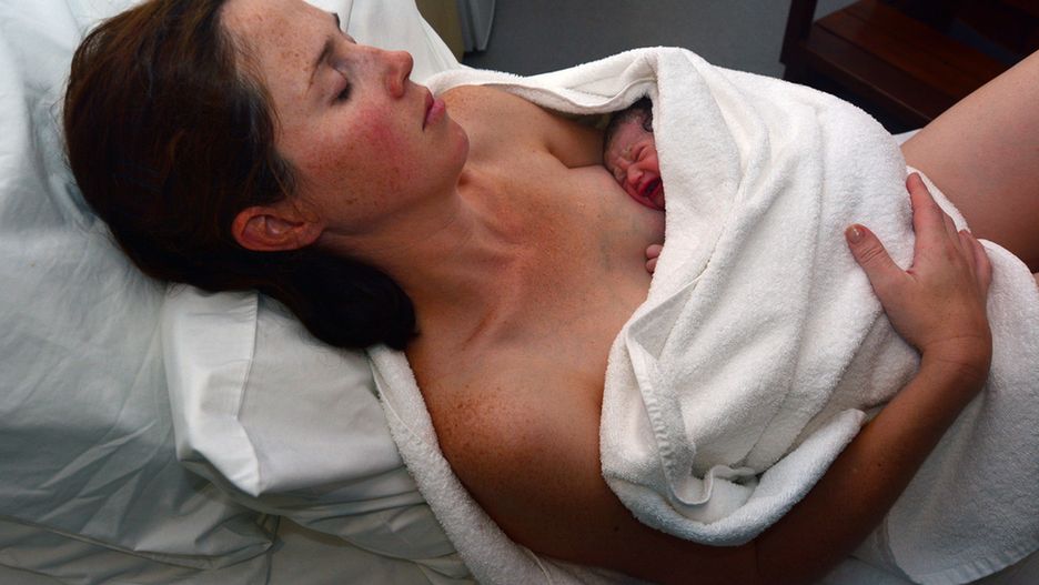 "Baby seeding" to przetarcie noworodka gazą nasączoną wydzieliną z pochwy