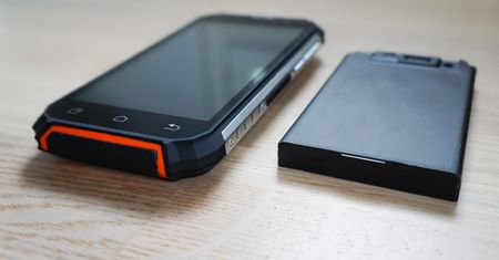Telefony odporne na trudne warunki. Zwykły smartfon wymięka