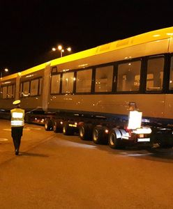 Wieźli autostradą tramwaj. Okazał się za ciężki