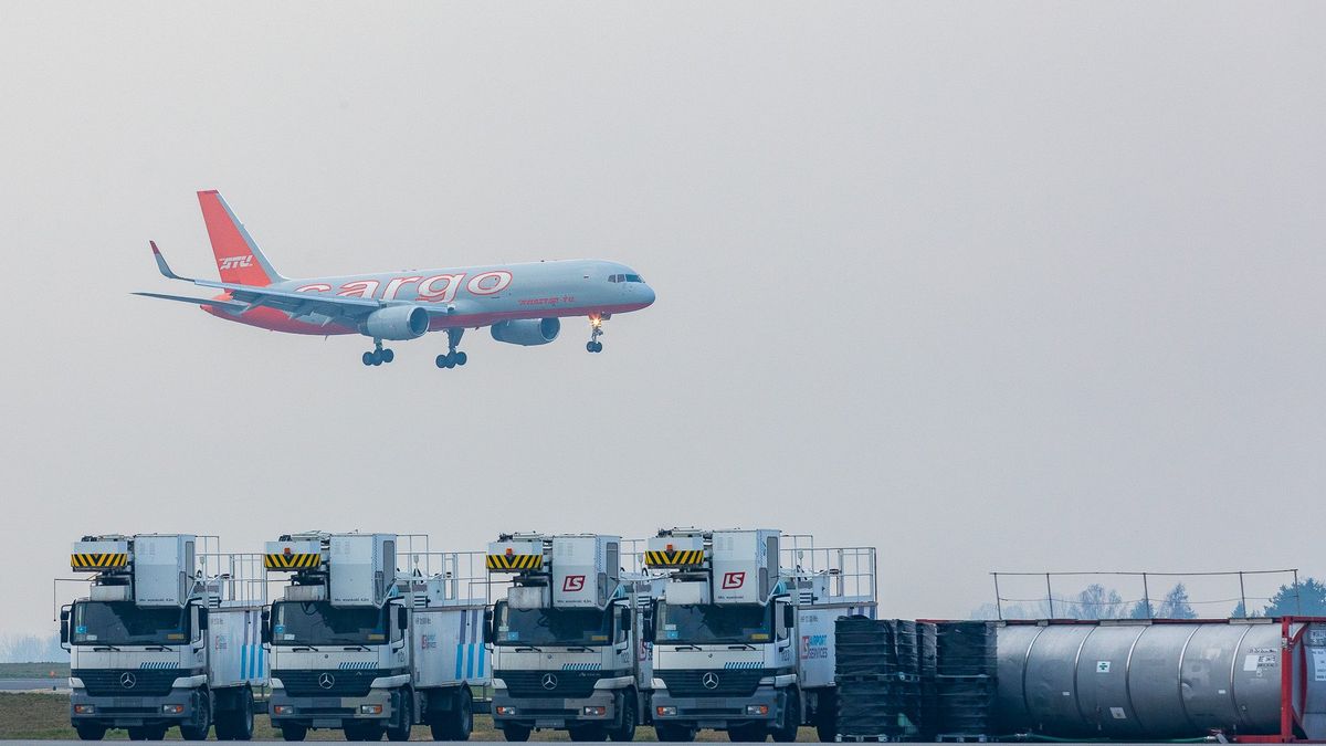 W niedzielę samolot z dostawą maseczek z Chin wylądował w Polsce. 