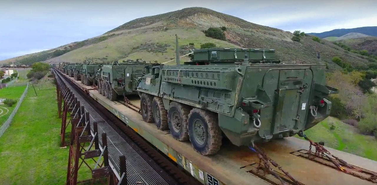 Kilometrowy transport sprzętu wojskowego. Amerykanin nagrał dronem wojskowy pociąg