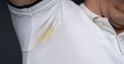Jak pozbyć się żółtych plam pod pachami bez szorowania i chemicznego wybielacza?
