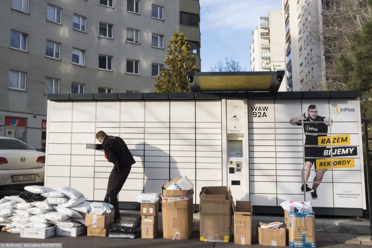 InPost wyrzucił z pracy nierzetelnego kuriera. Paczki czekały w krzakach i na murku