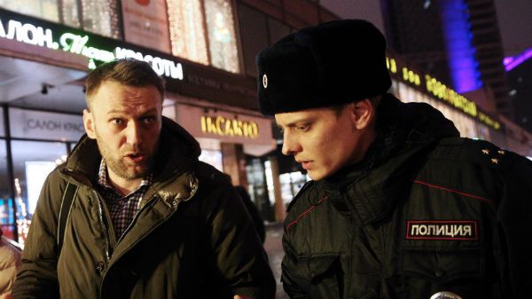 Nawalny podczas rozmowy z policjantem