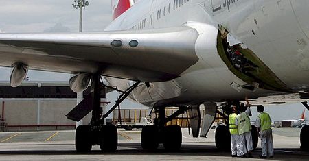 Dziurawy Boeing cudem uniknął katastrofy