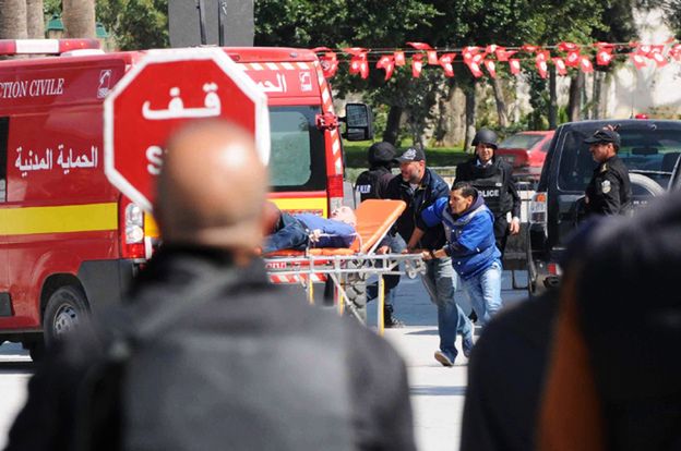 Permier Tunezji: w zamachu zginęło 21 osób, wśród ofiar śmiertelnych 1 Polak