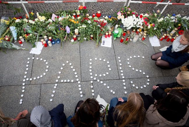 Podejrzani o zamachy we Francji przedostali się przez Grecję