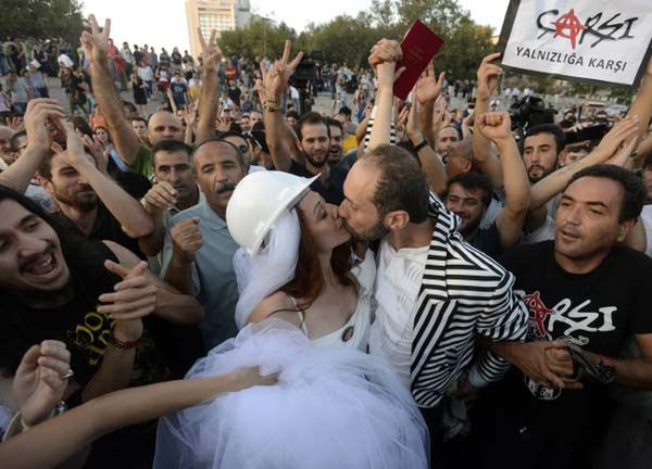 Policja rozpędziła tłum zmierzający na ślub w parku Gezi