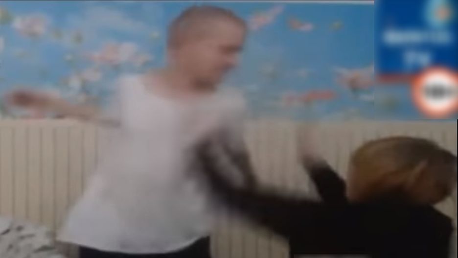 "Rafatus" bije swoją dziewczyną na żywo. Został zablokowany, ale "shoty" nadal są na stronach YT