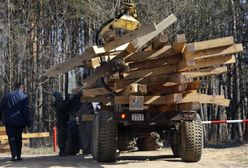 Białoruś: w Kuropatach robotnicy usuwają „nielegalne krzyże” z masowych grobów ofiar NKWD. Teren otoczyła milicja