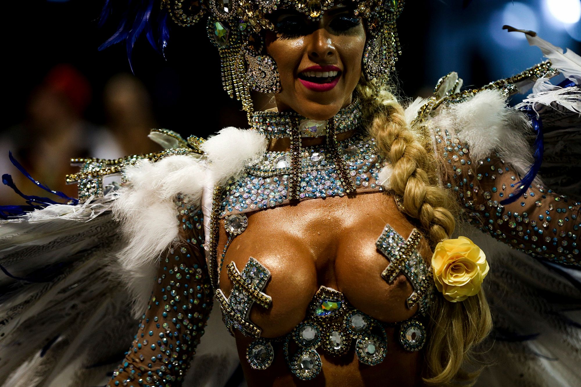 epa05813810 A member of Brazilian samba school Gavioes da Fiel takes part in a parade at Anhembi sambadrome as part of carnival in Sao Paulo, Brazil, early 25 February 2017. The Sao Paulo Carnival runs from 24 to 28 February.  EPA/FERNANDO BIZERRA JR 
Dostawca: PAP/EPA. 
