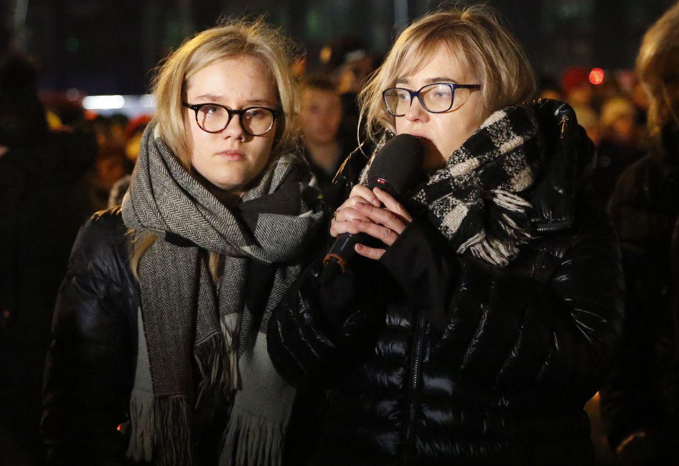 Magdalena Adamowicz wyjeżdża z córkami z Polski. Jej decyzja wywołała lawinę oskarżeń i domysłów