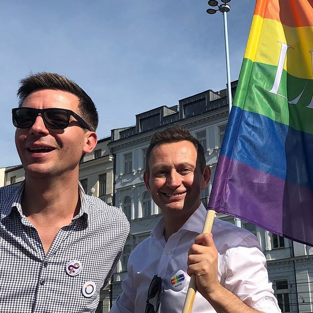 "Małżeństwo gejów to postulat konserwatywny". Paweł Rabiej z partnerem we wspólnym wywiadzie