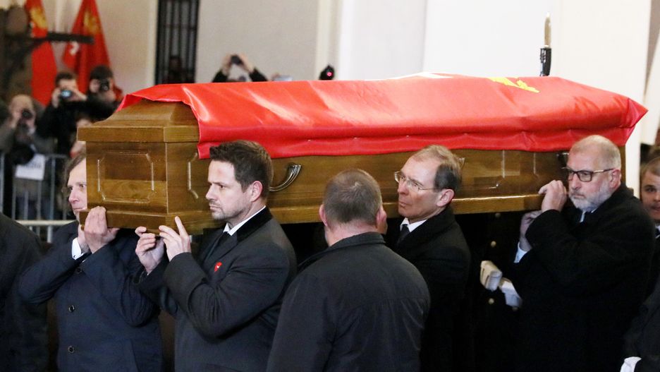 18 stycznia 2019 Bazylika Mariacka w Gdańsku. Przyjaciele niosą trumnę Adamowicza