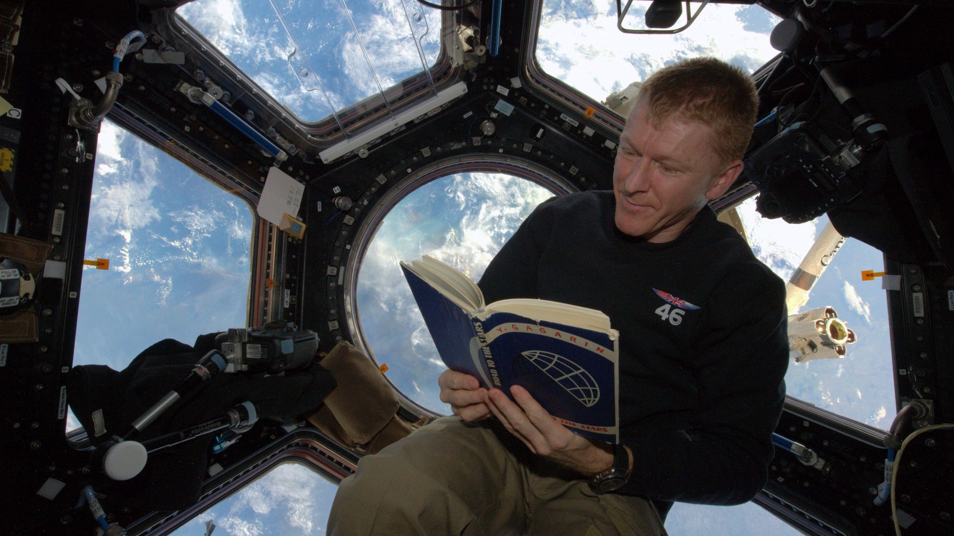 Tim Peake z autobiografią Jurija Gagarina "Droga do gwiazd"