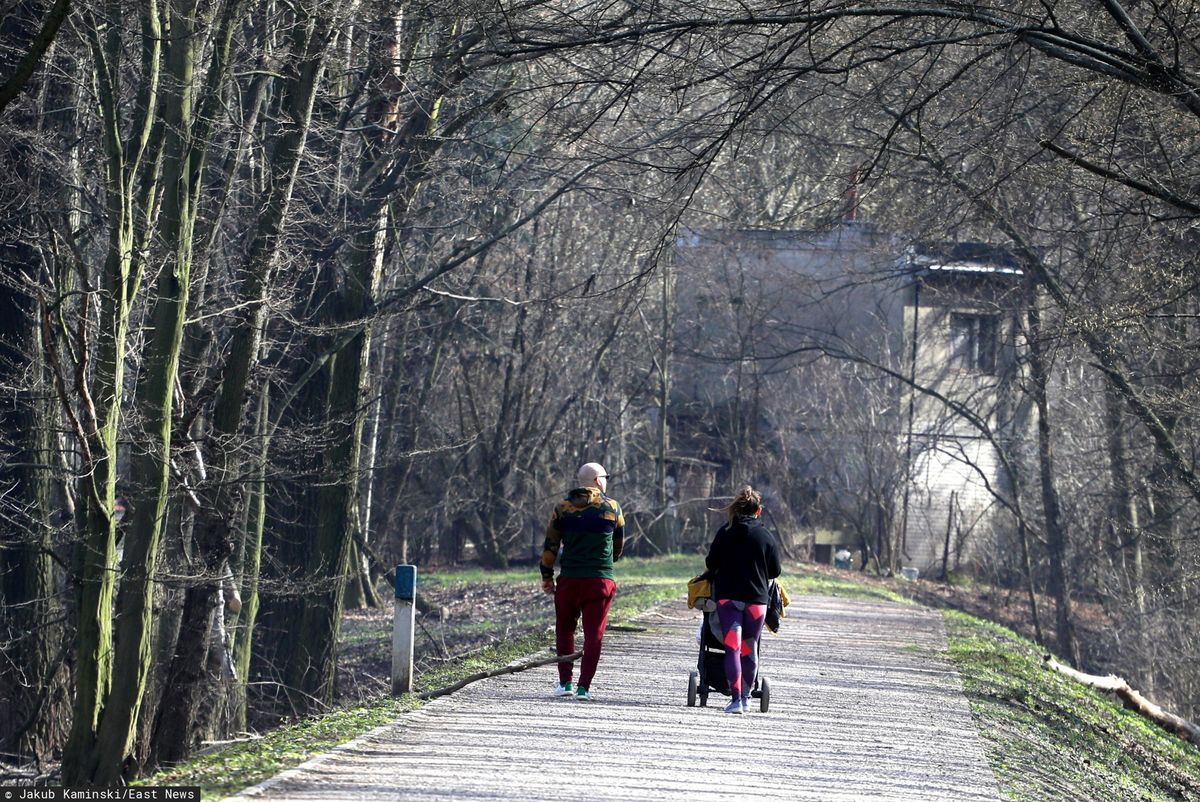 Zaostrzona kwarantanna. Czy można wyjść na spacer albo na rower?