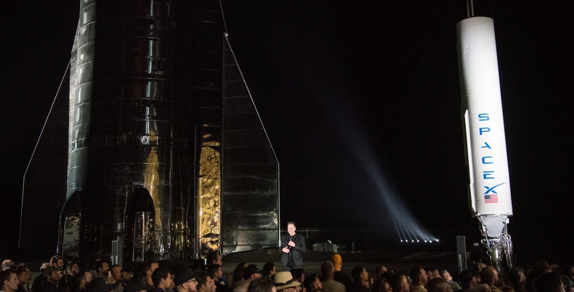 Miliarder Elon Musk, szef Tesli i SpaceX, prezentuje prototyp statku kosmicznego Starship, który ma zawieźć ludzi na Marsa 
