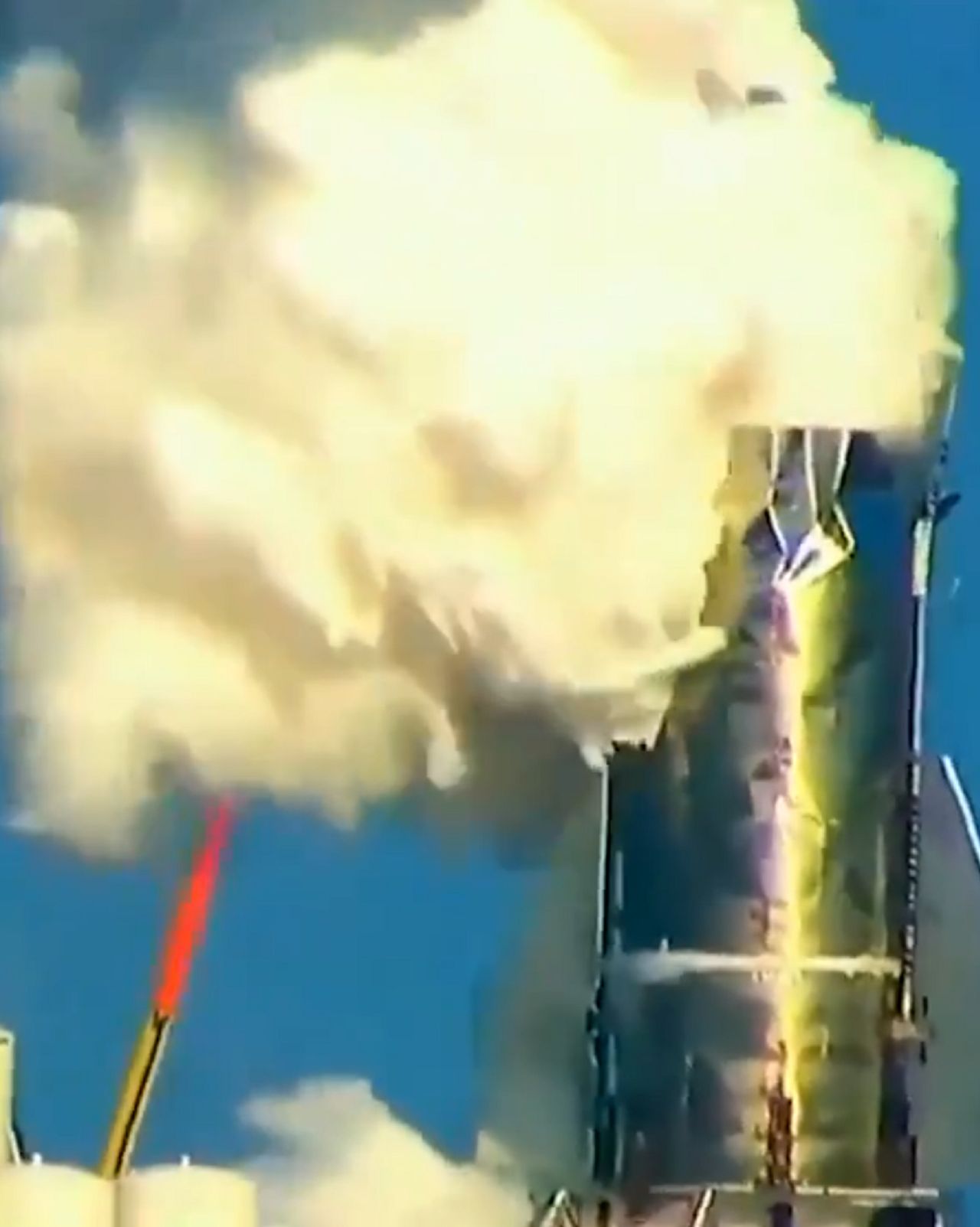 Eksplozja statku SpaceX. Moment wybuchu zarejestrowała jedna z kamer. Elon Musk uspokaja