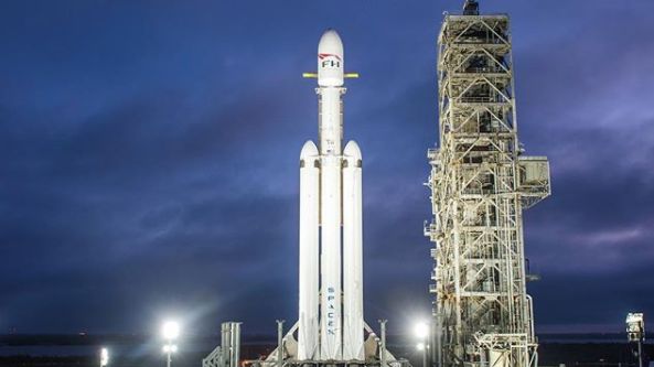 Falcon Heavy na stanowisku startowym na Przylądku Canaveral na Florydzie
