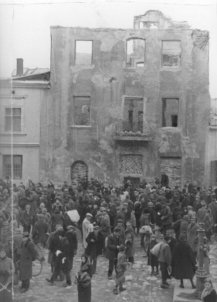 Targowisko w ruinach. Fotografia z listopada 1939 roku. 