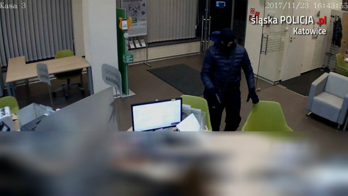 Tak wyglądał napad na bank w Katowicach. Złodziej zgubił pieniądze podczas ucieczki 
