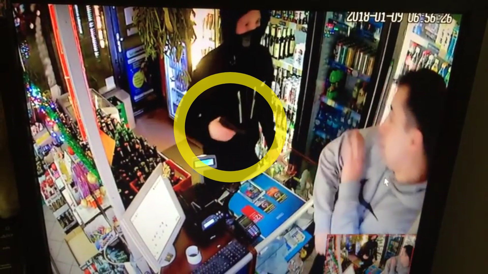 Mężczyzna napadł na sklep monopolowy z przedmiotem przypominającym broń.