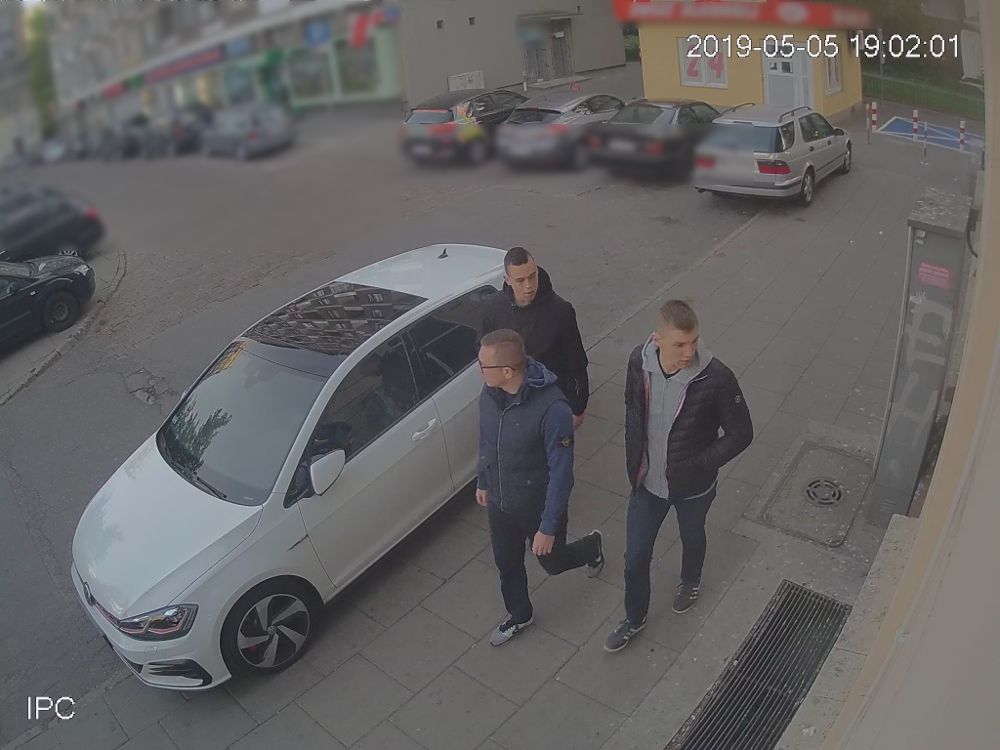 Policja publikuje wizerunek sprawców i prosi o pomoc.