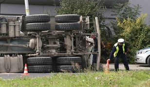 Makabryczny wypadek pod Warszawą. Betoniarka przygniotła auto