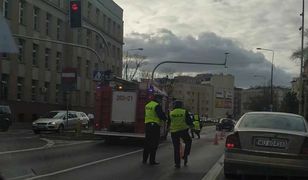 Warszawa. Wypadek z udziałem trzech aut na Ochocie. Samochód znalazł się na słupie