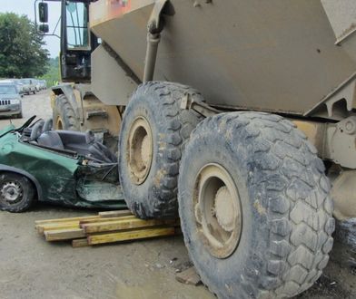 Tragedia na budowie. Maszyna zmiażdżyła auto, nie żyje kobieta