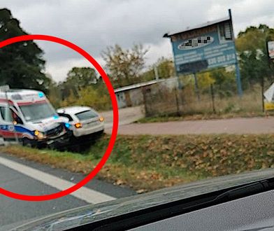 Warszawa. Karetka na sygnale zderzyła się ze skodą